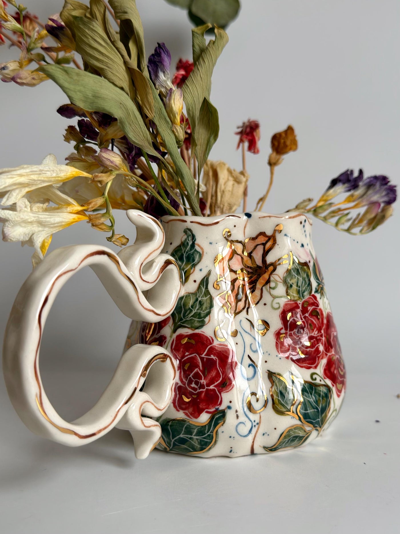 Red Roses and Gold Details Mug