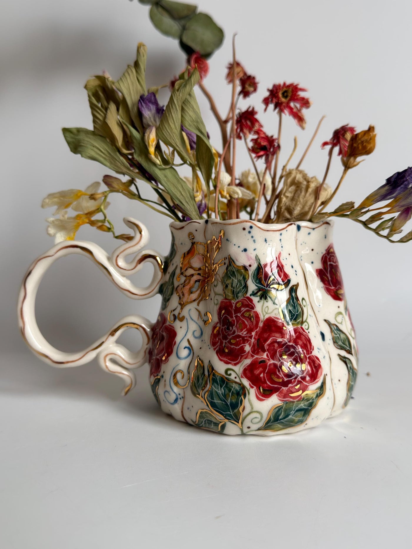 Red Roses and Gold Details Mug