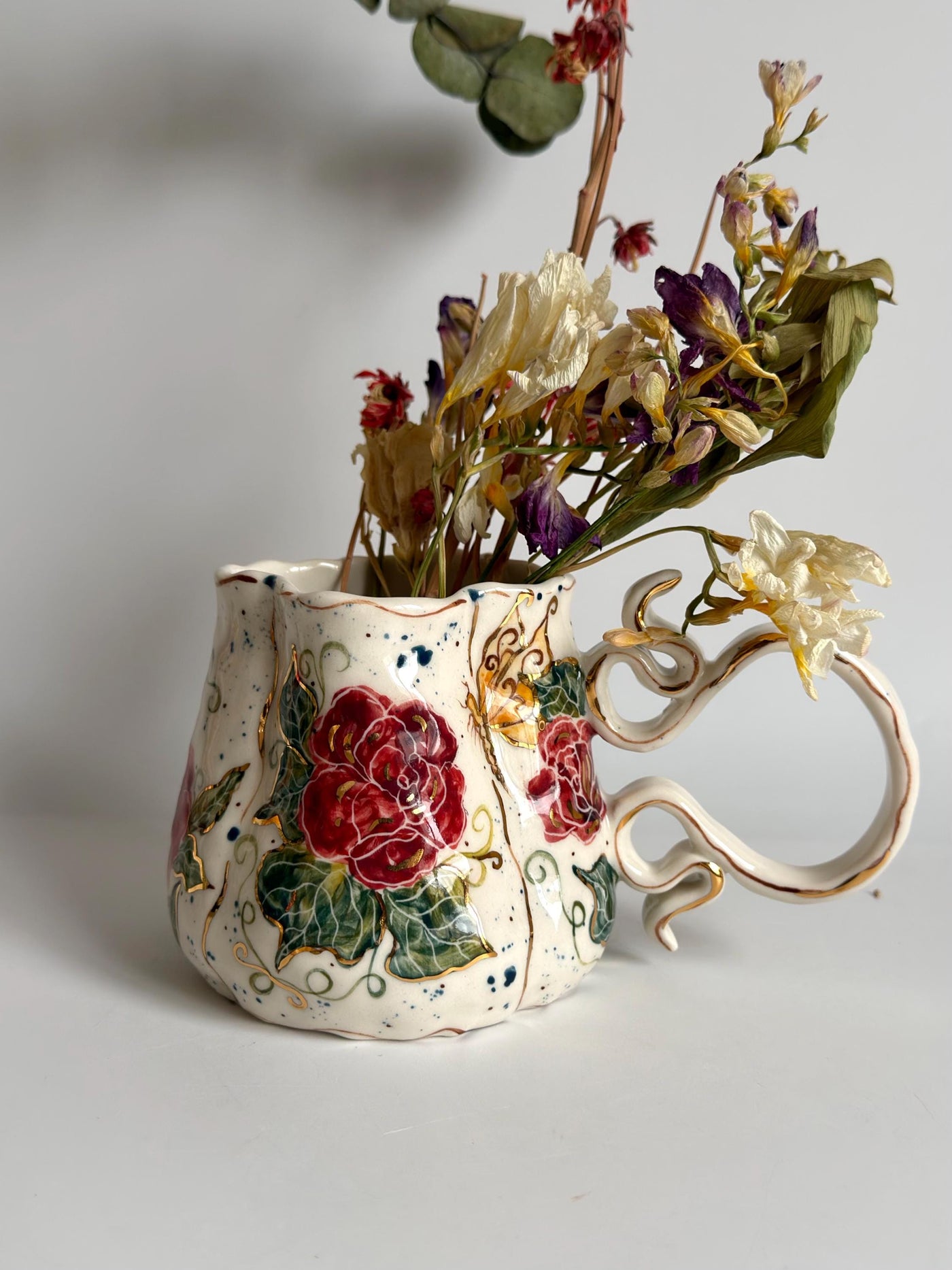 Red Roses and Gold Details Mug