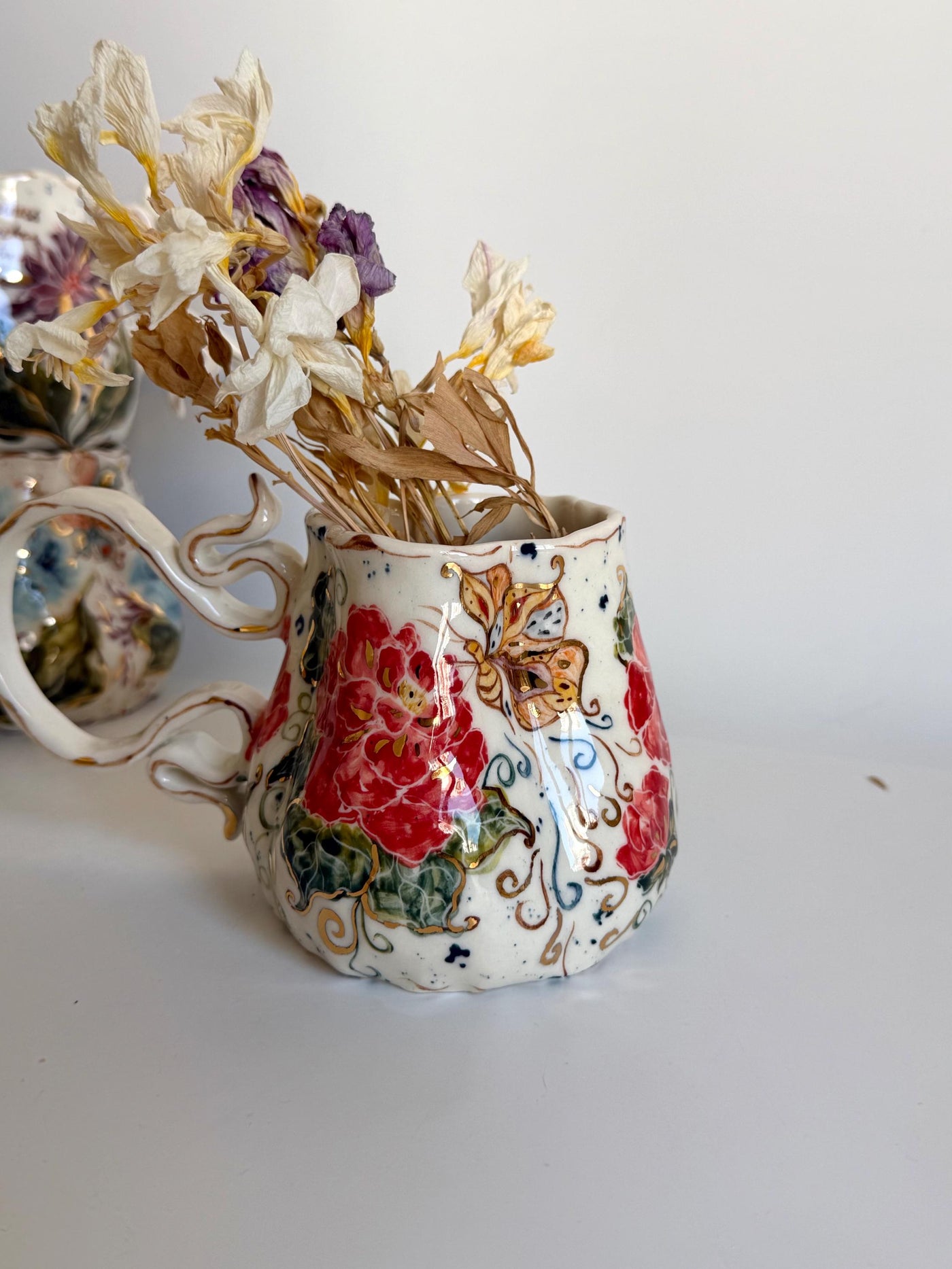 Red Roses and Gold Details Butterfly Mug
